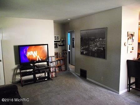 4th image of 703 Diana St