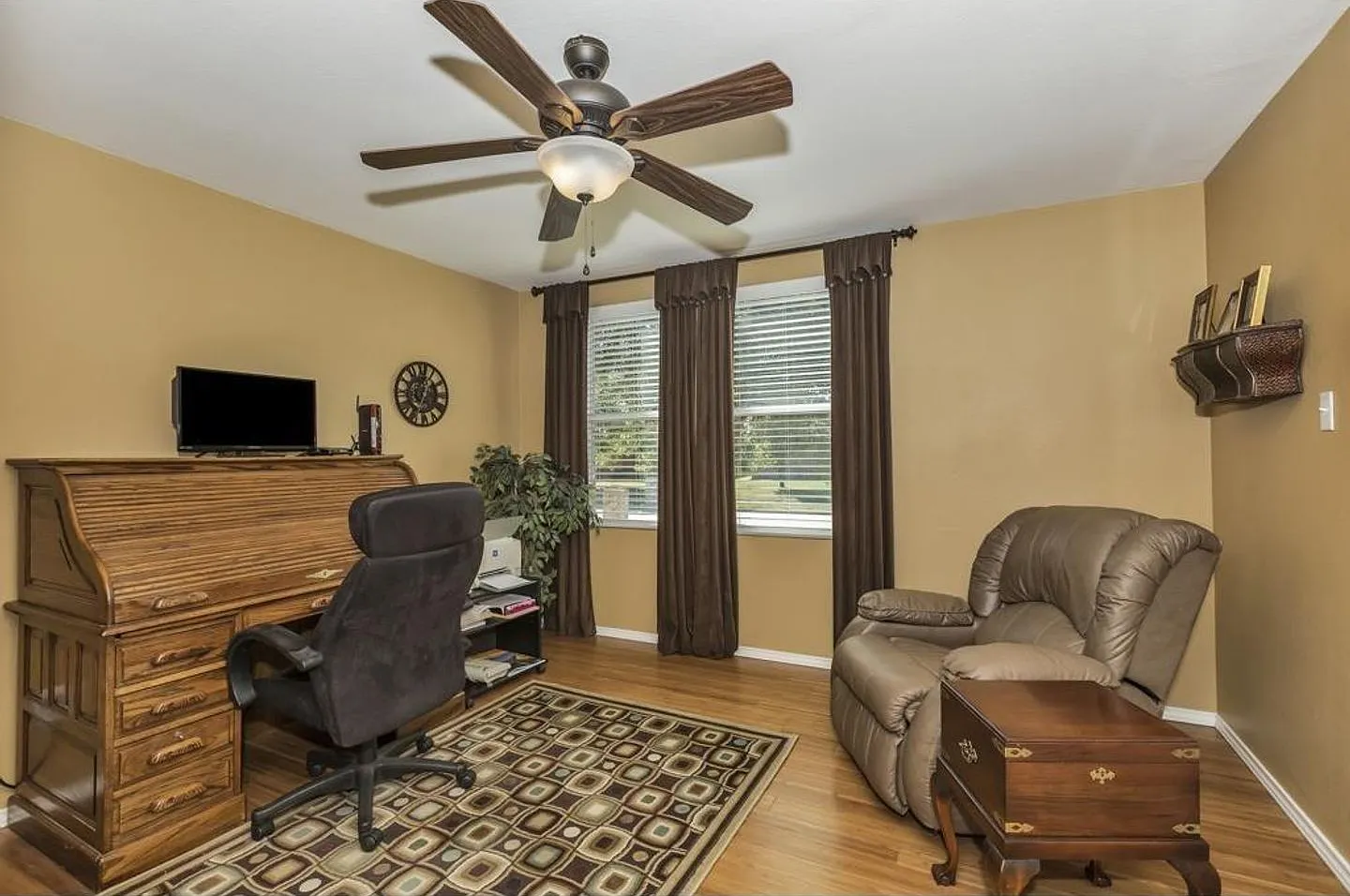 Beautiful home Gorgeous wooden and tile floors. Welcoming formal room. Quiet study with french do... — Photo 4