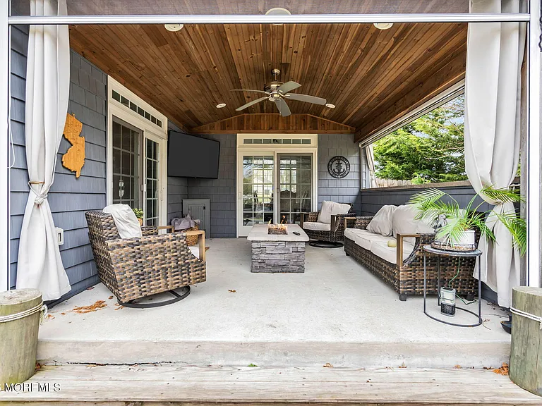 375 Kildare Dr — Photo 24