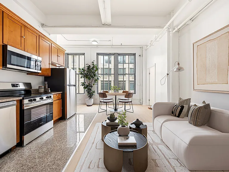 325 W 37th St #11R — Photo 4