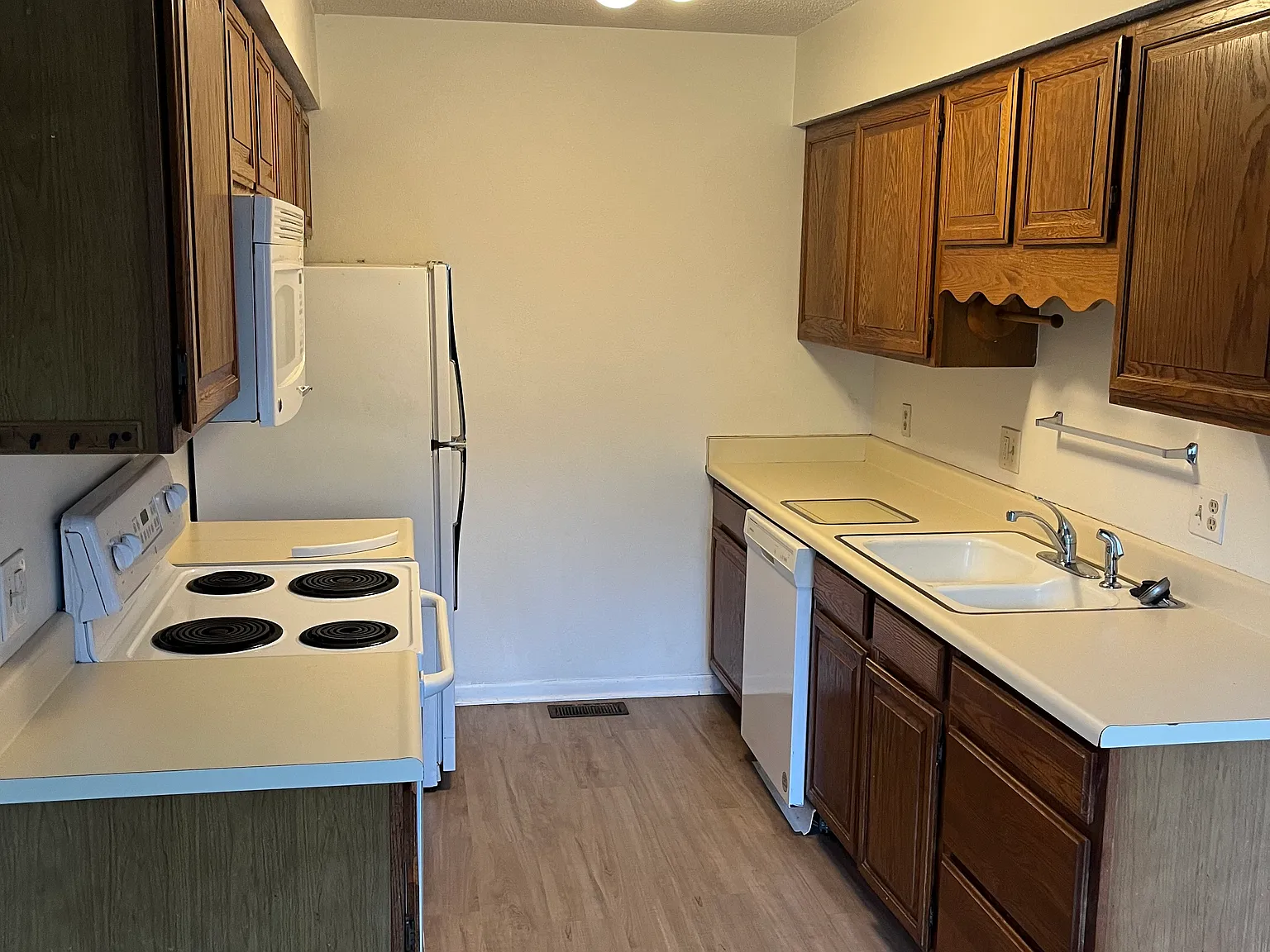 3 bed, 2.5 bath, 2154 sqft, $1,850 — Photo 3