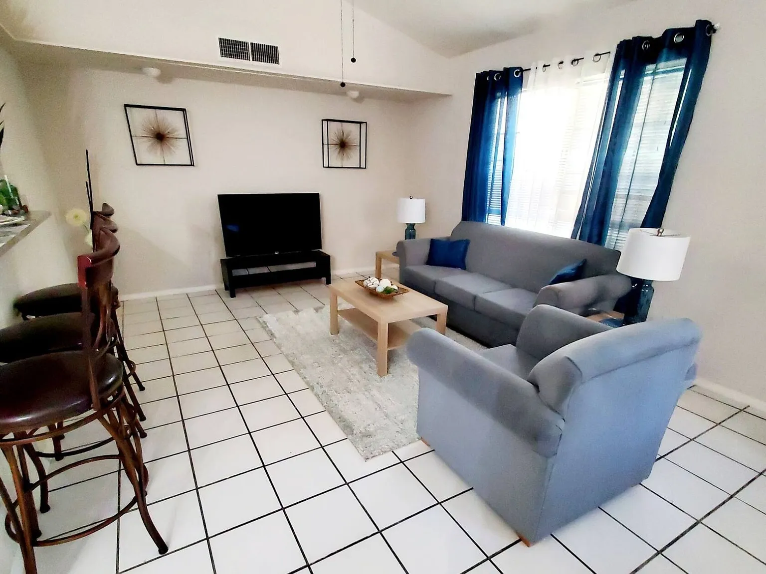 3 bed, 998 sqft, $1,800 — Photo 2