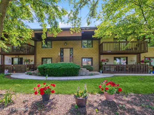 935 E Division St APT 2D, Lockport, IL 60441