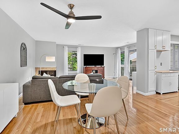 3rd image of 19 E Greenbriar Drive