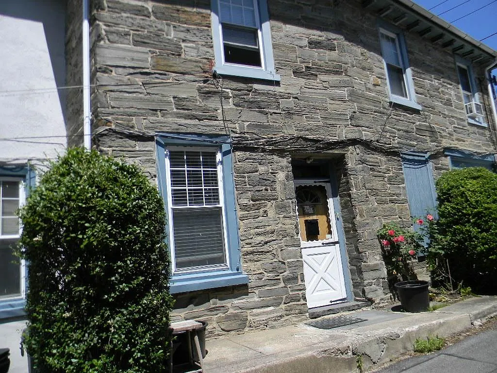 2 bed, 1.5 bath, 1300 sqft, $1,850 — Photo 1