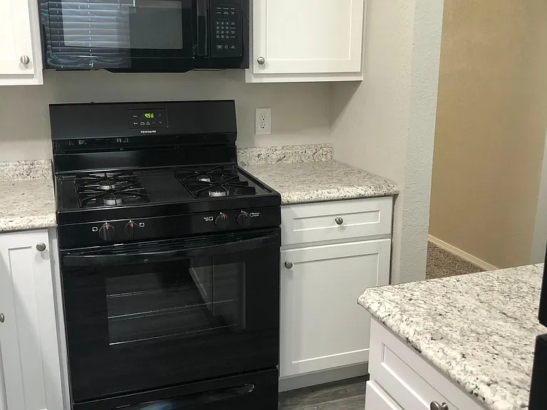 Yukon Heights Apartments — Photo 11