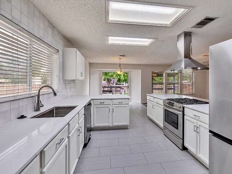 908 Dogwood Trl — Photo 2