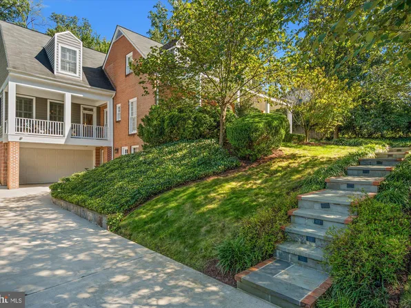 6209 Foxcroft Rd, Alexandria, VA 22307