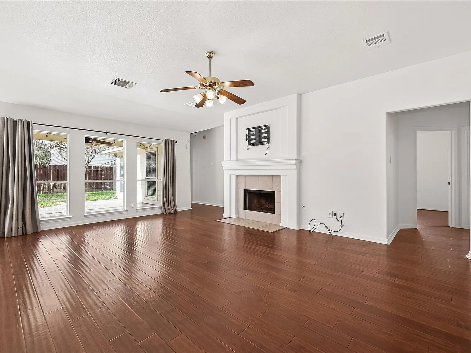 3 bed, 2.0 bath, 1851 sqft, $2,300 — Photo 3