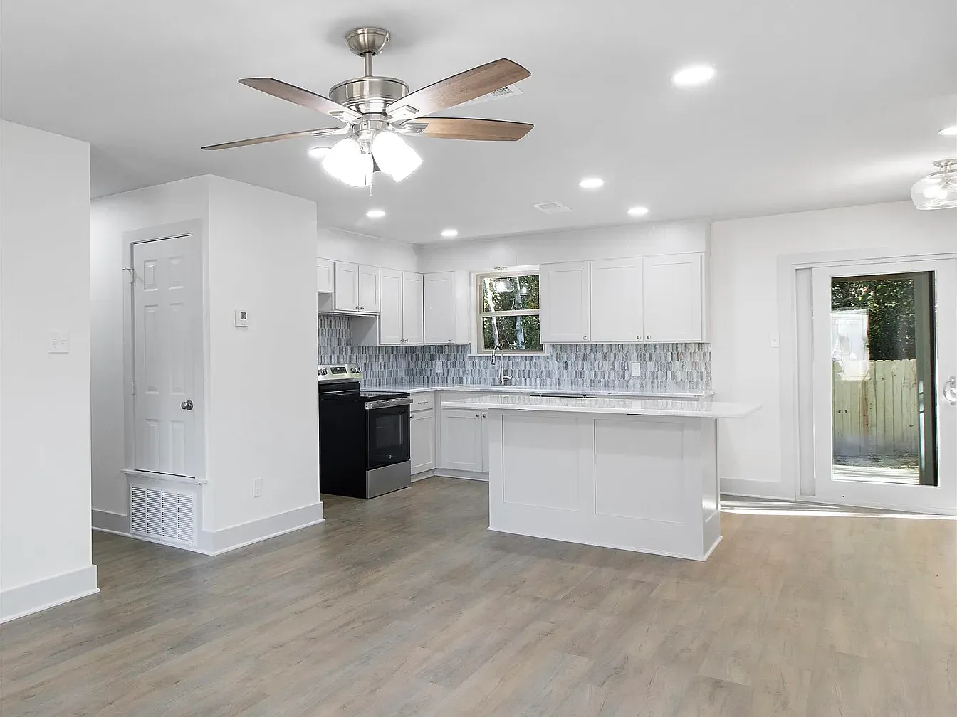 4 bed, 1199 sqft, $2,000 — Photo 3
