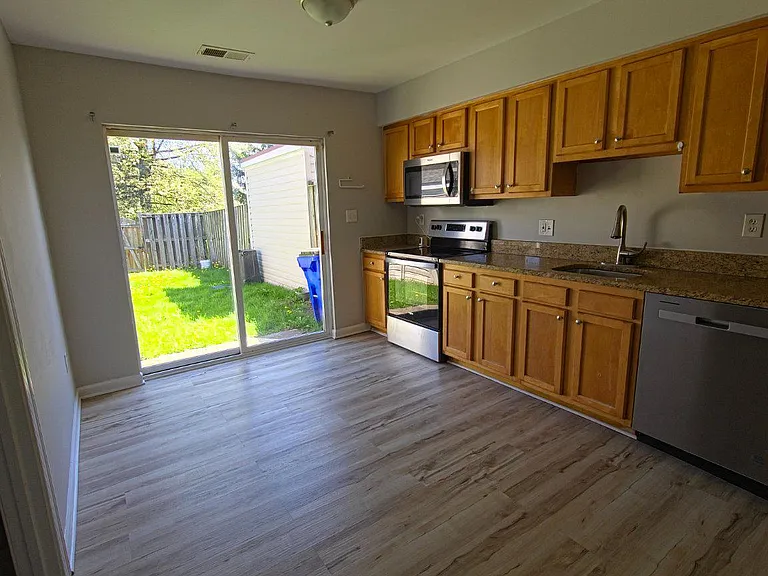 546 Wellington Ct — Photo 3