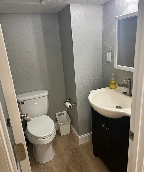 1/2 bath in owner's bedroom