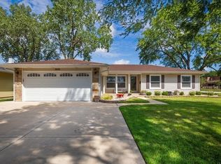 200 Kingsbridge Rd, Elk Grove Village, IL 60007