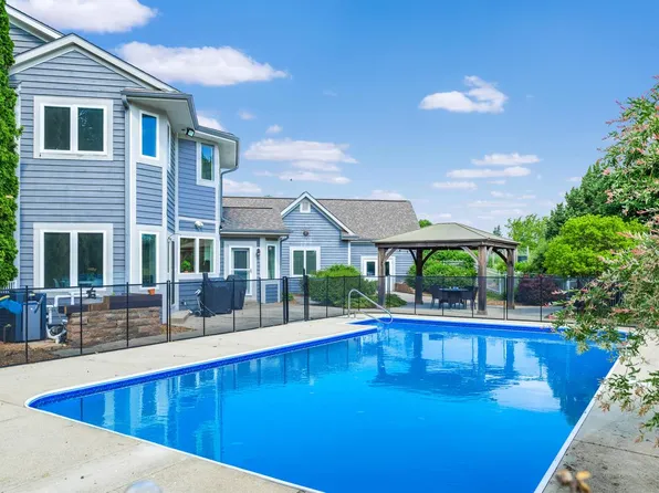 W291N3671 Prairieside COURT, Pewaukee, WI 53072