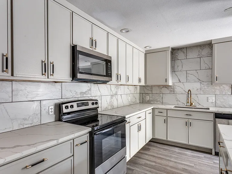 1612 Woodview Dr — Photo 4
