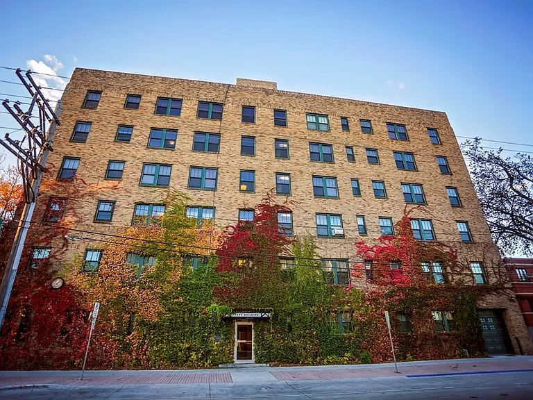 320 Roberts St N #200 — Photo 1