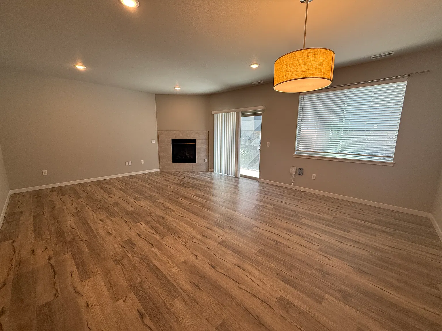 3 bed, 2.5 bath, 1812 sqft, $2,200 — Photo 3