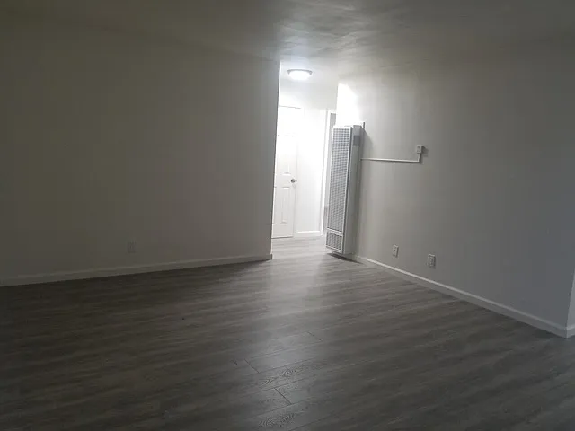 2 bed, 800 sqft, $2,400 — Photo 3