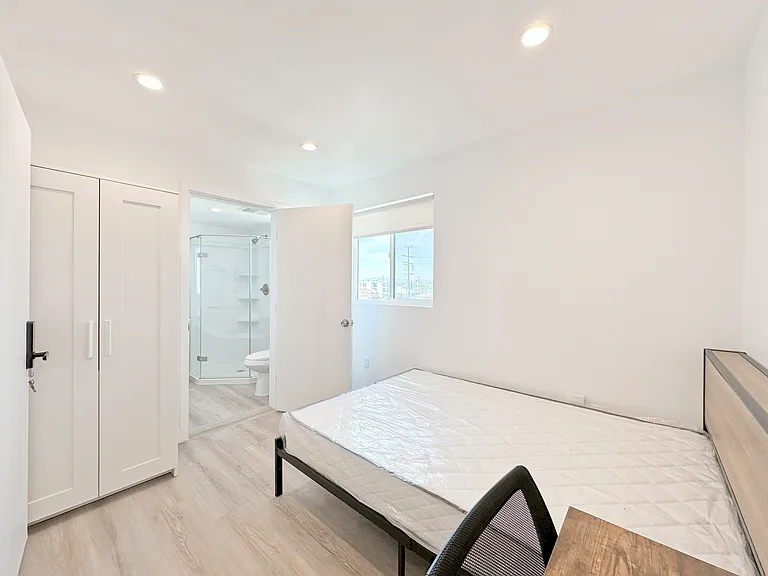 1363 W 35th St #9 — Photo 27