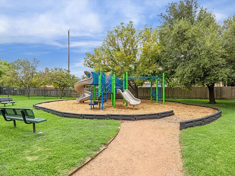 2926 Winchester Dr — Photo 39