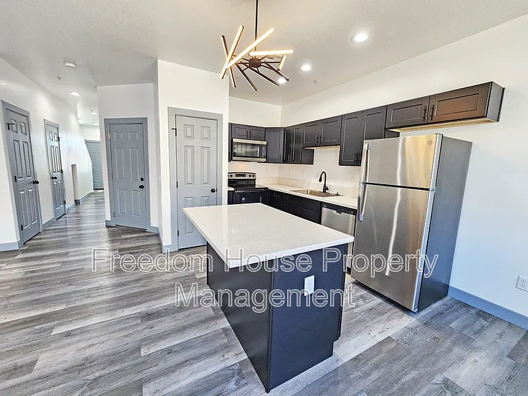 384 Erin St — Photo 9