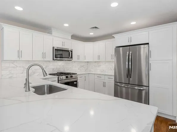 20 Zazzetti St #2, Waldwick, NJ 07463