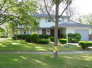 1812 Oriole Dr, Elk Grove Village, IL 60007