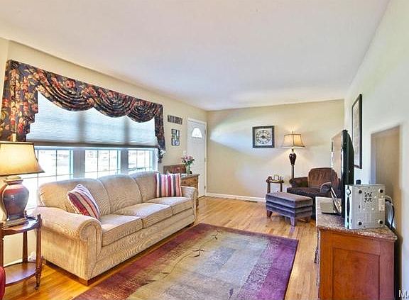 3rd image of 942 Parkdale Cir