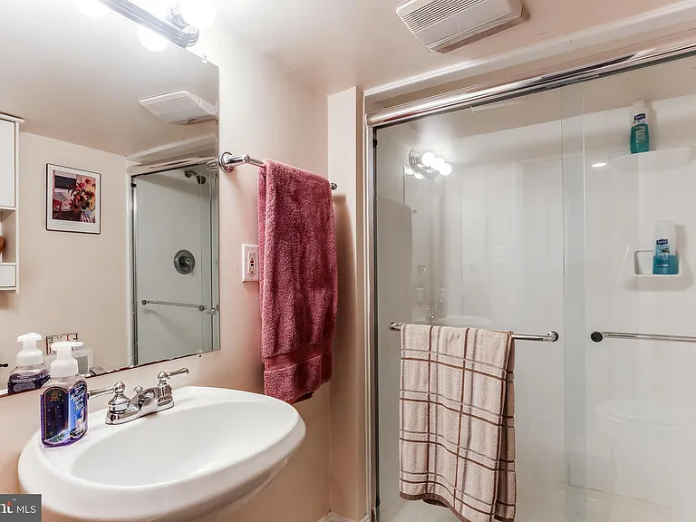 814 S Clinton St — Photo 30