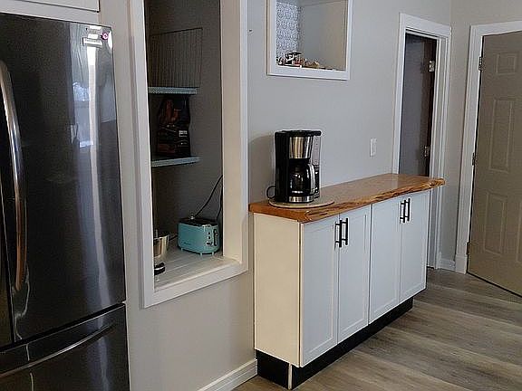 Kitchen and coffee bar 