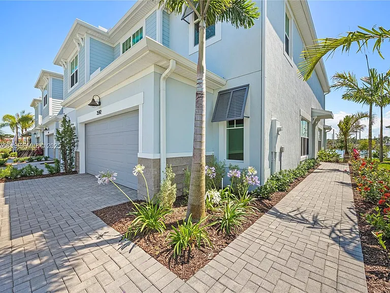3542 NW Solange Ct — Photo 1
