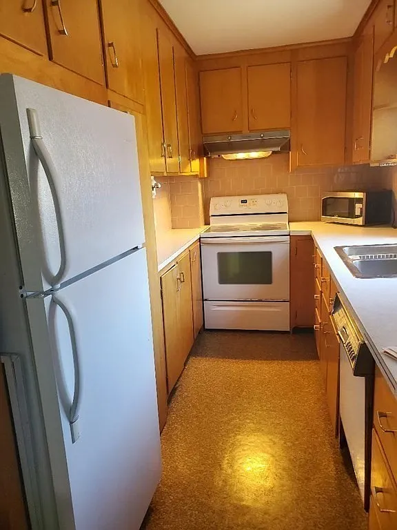3 bed, 1300 sqft, $2,100 — Photo 1