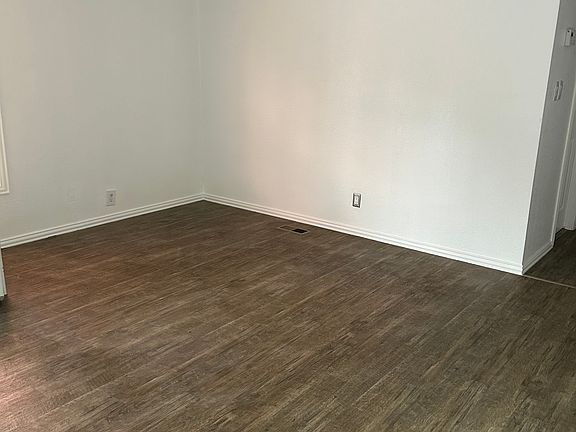 5th image of 540 Hutchinson St