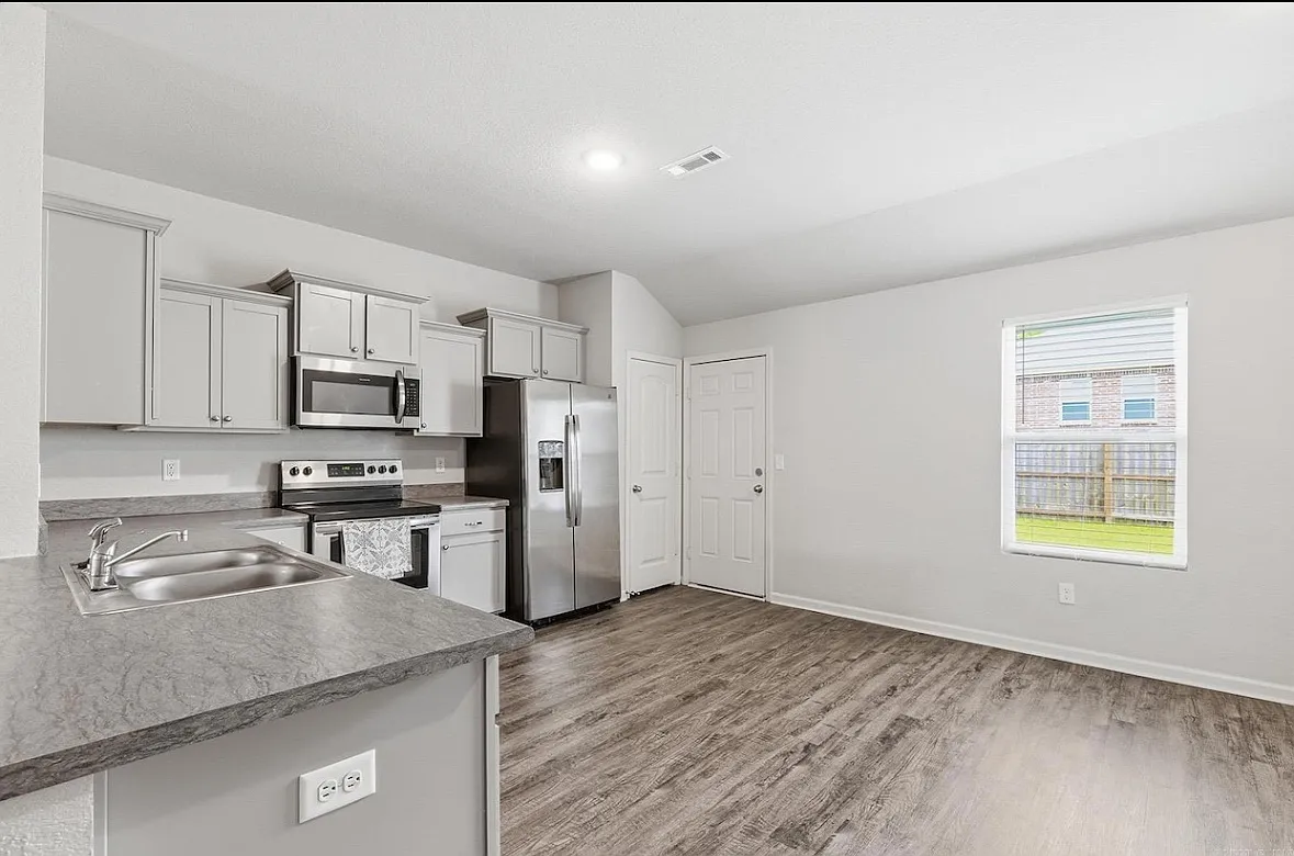4 bed, 1685 sqft, $2,100 — Photo 4