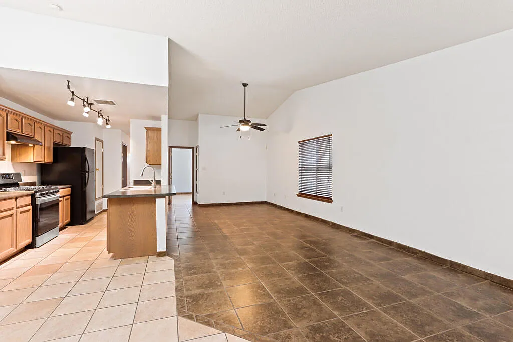 3 bed, 2.0 bath, 1122 sqft, $1,550 — Photo 4