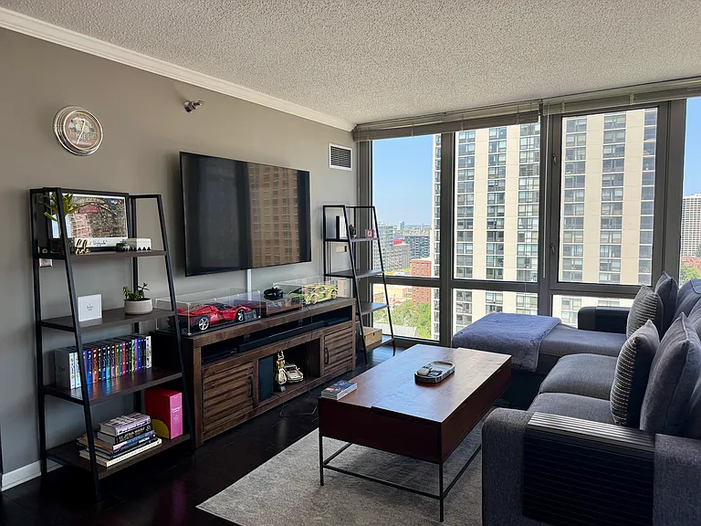 111 W Maple St #1501 — Photo 13
