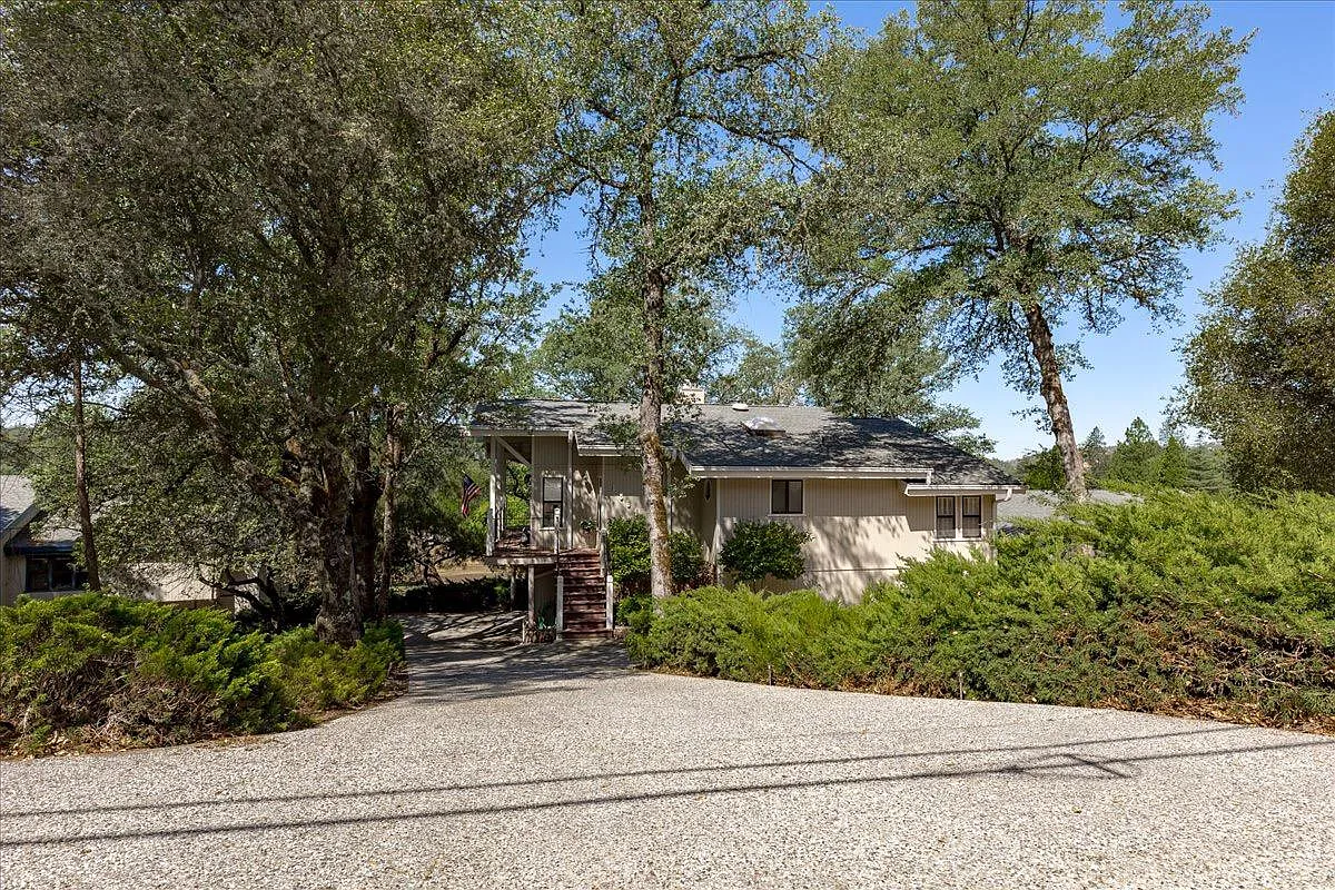 18647 Jayhawk Dr photo 1