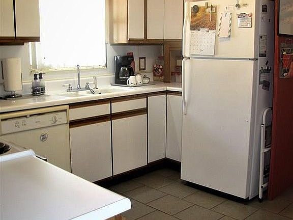 3rd image of 921 Brookview Cir