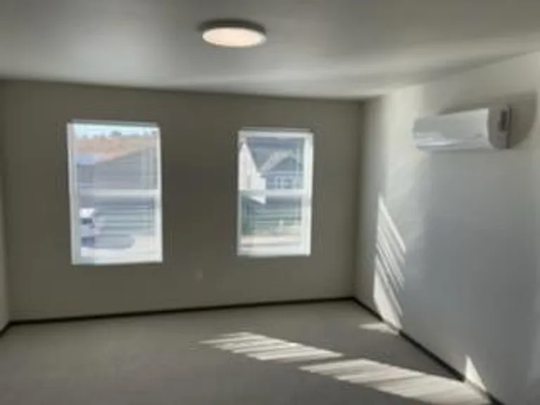 Modern design 3 bed, 2.5 bath duplex Available July 10th! — Photo 14