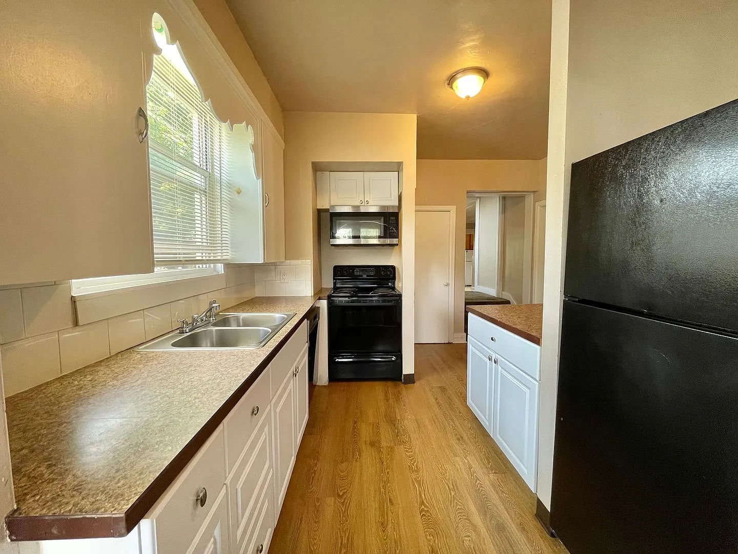 Spacious 8 Bedroom Across From Unc - Pre-Leasing For May — Photo 4