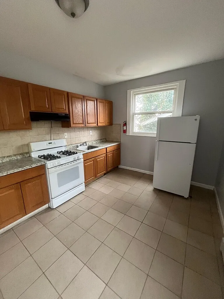 4 bed, $2,600 — Photo 1