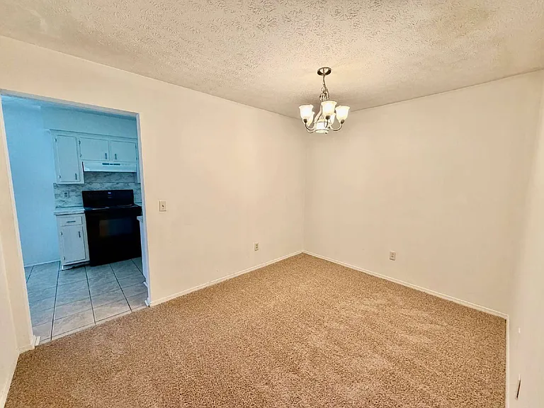 1745 Patricia Ln — Photo 10