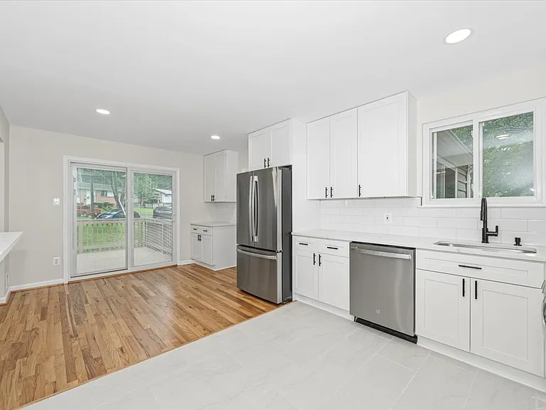 8624 Parliament Dr — Photo 11