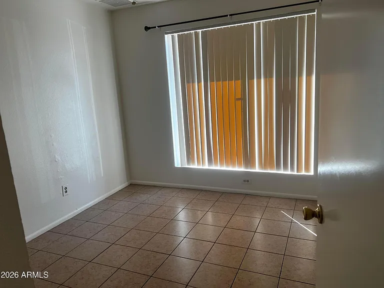 1550 W Knowles Ave — Photo 7
