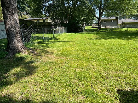 3rd image of 2205 Malibu Dr SE