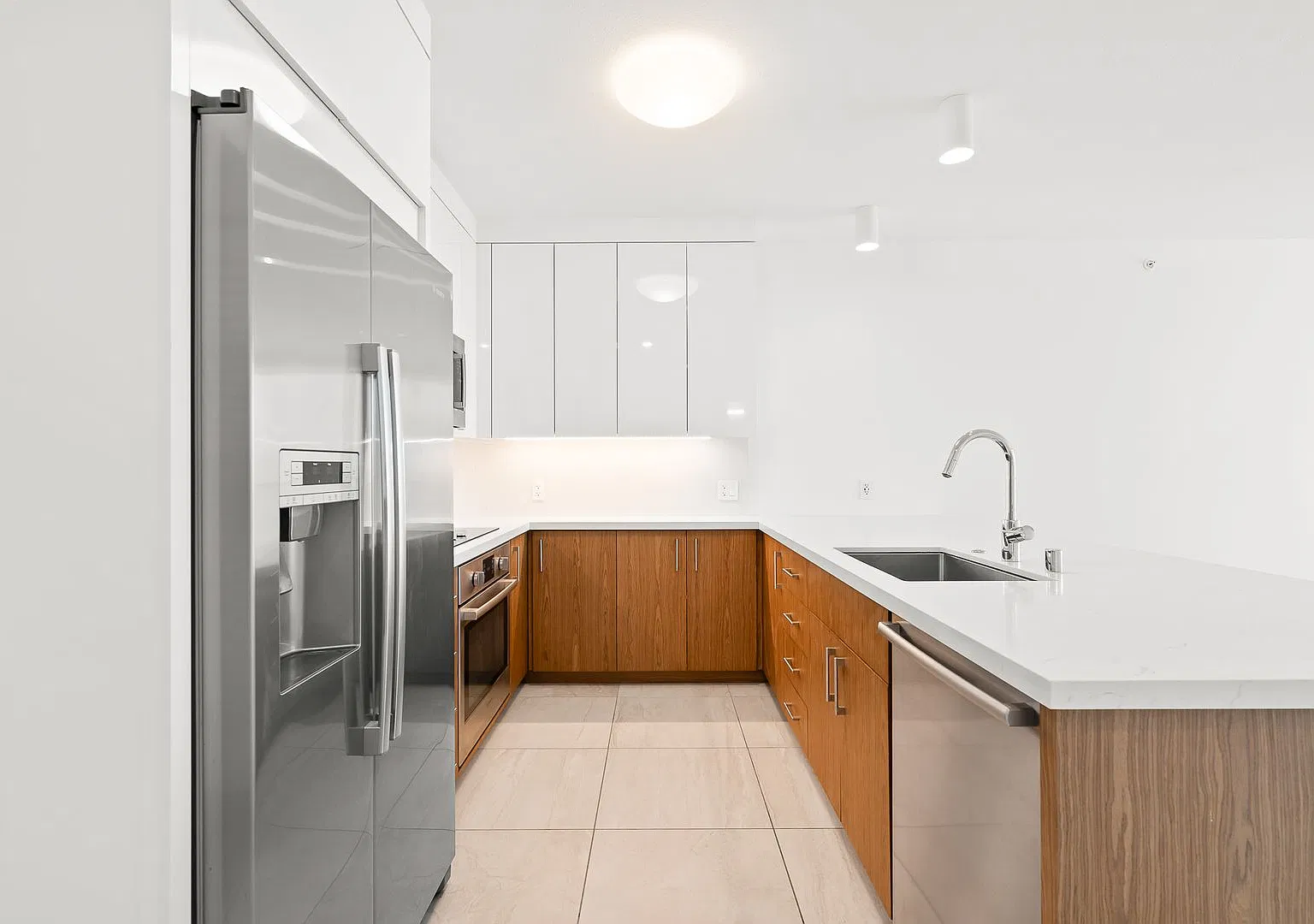 Modern 1-Bedroom at Azure Ala Moana — Photo 2