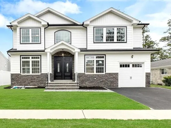 46 Colonial Road, Old Bethpage, NY 11804