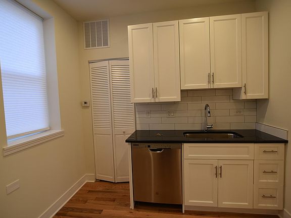 3rd image of 1161 W Lunt Ave #1