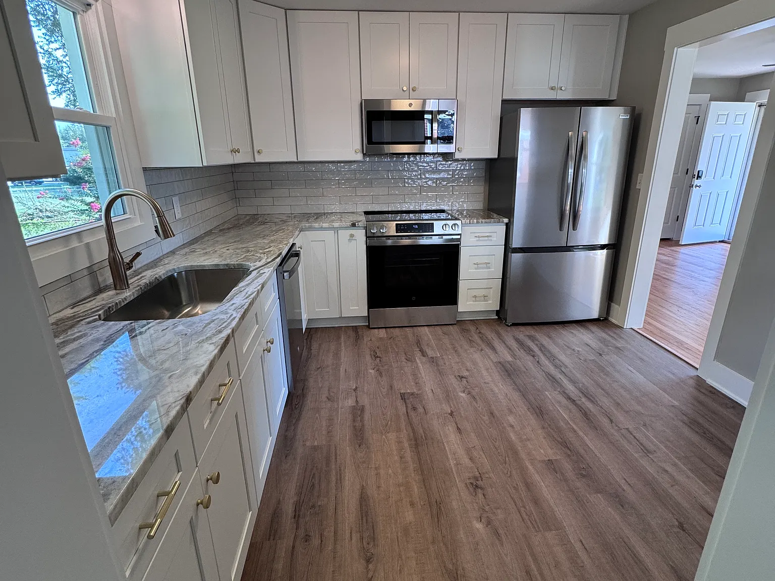 3 bed, 1100 sqft, $1,900 — Photo 2