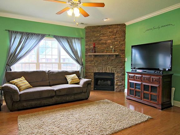 2nd image of 2104 Briarhill Ln